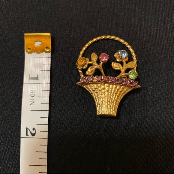 VGT Multicolor Gold-tone Rhinestone Flower Basket Brooch Pin - Picture 3 of 3